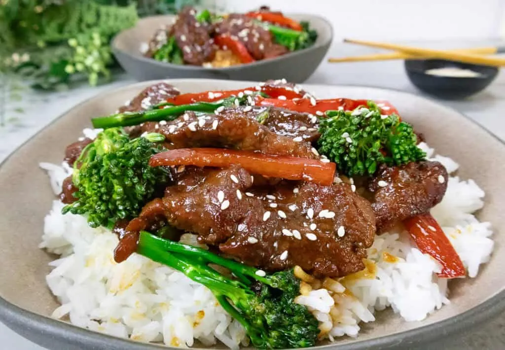 beef stir fry with red peppers and broccoli
