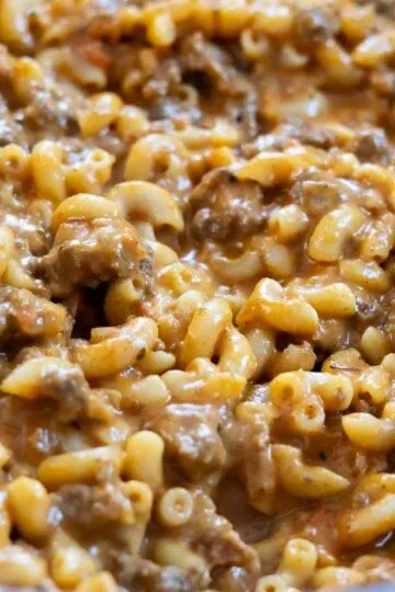Close-up of creamy macaroni and beef casserole with cheese sauce, perfectly cooked and ready to serve.