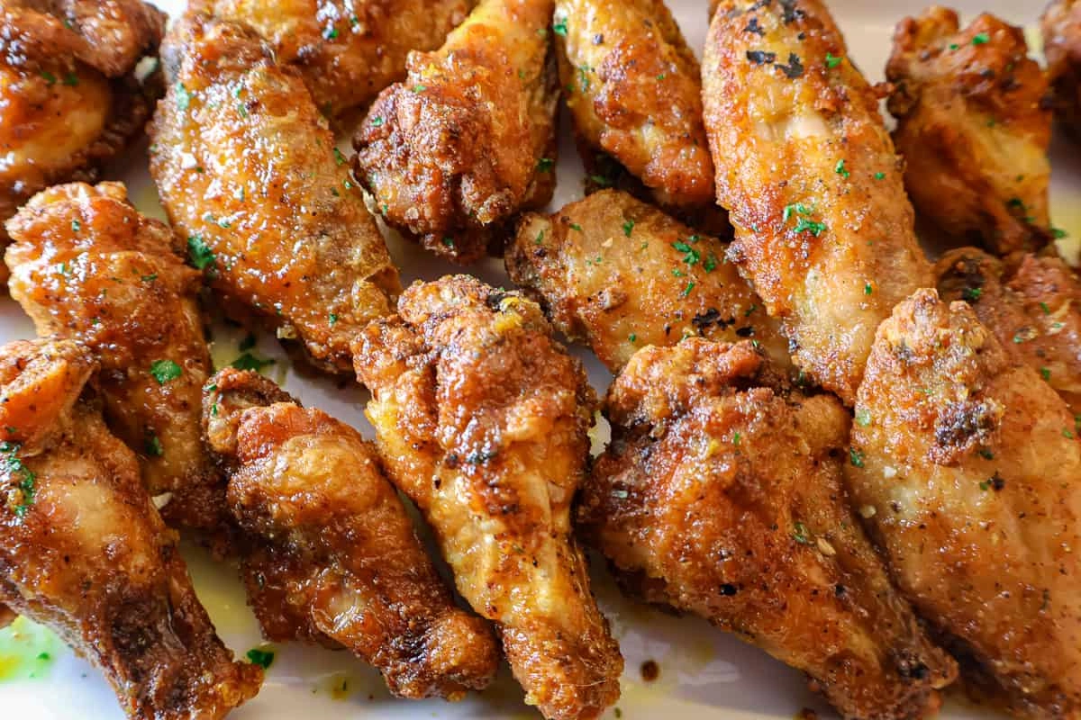 Delicious crispy chicken wings seasoned with herbs and spices, perfect for a flavorful meal or appetizer.